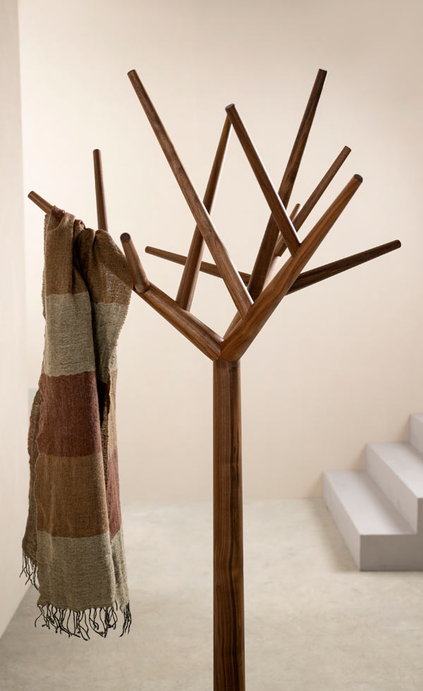 KLYBECK_Kleidersänder_Y_Nussbaum_1_m