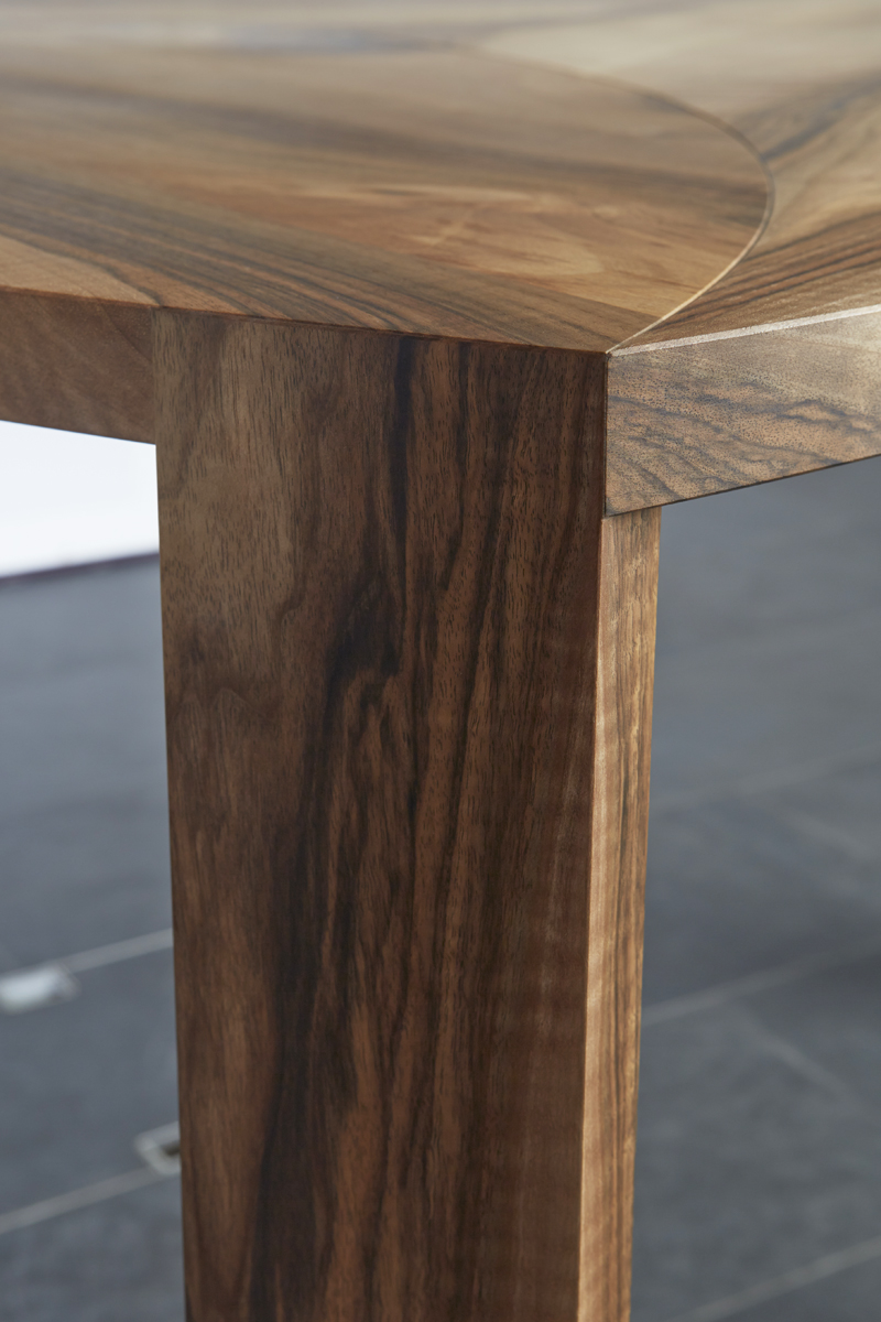tisch-trinity-nussbaum-detail-bein-hoch