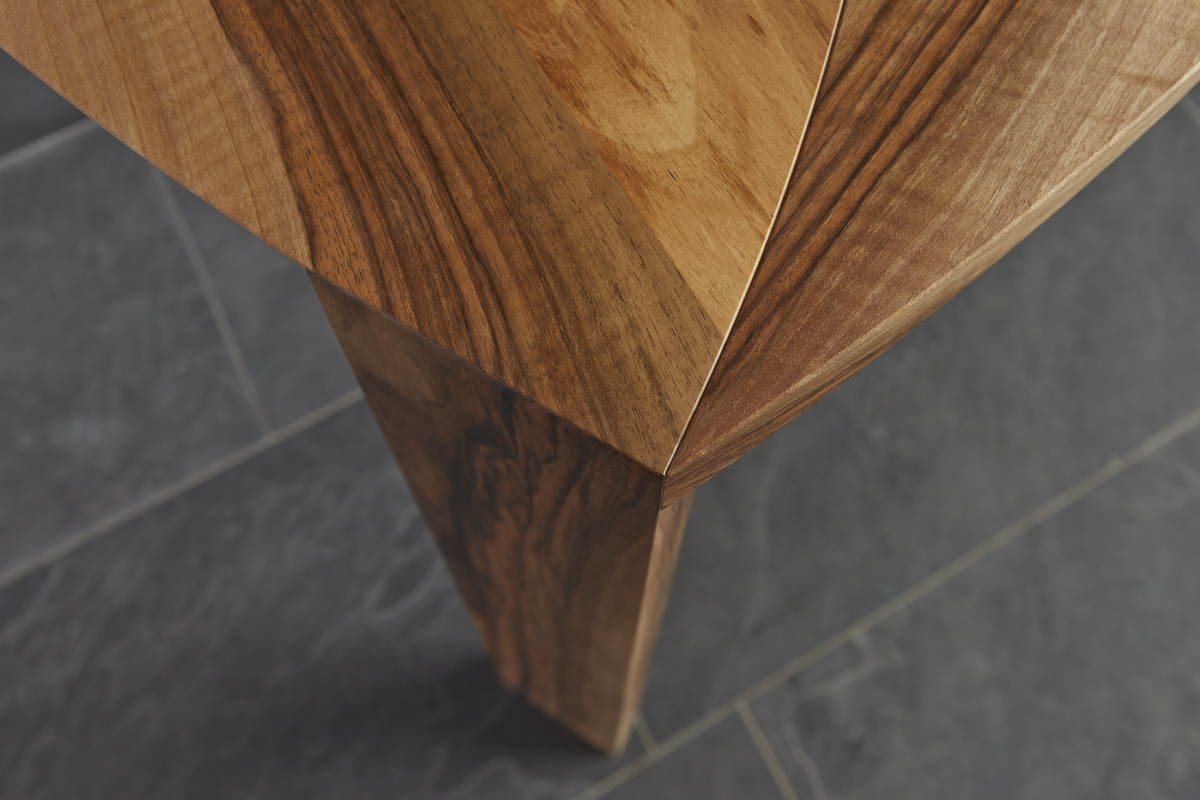 tisch-trinity-nussbaum-detail-bein-oben