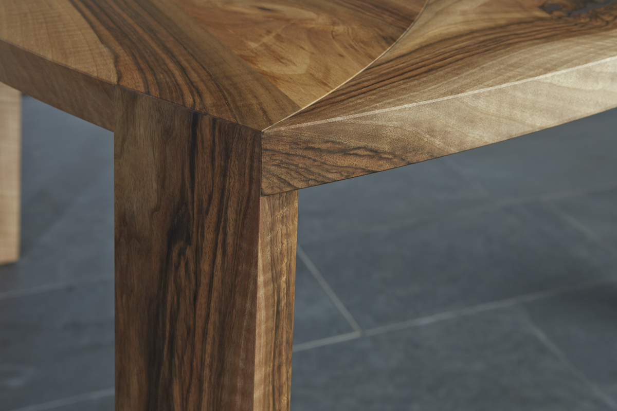 tisch-trinity-nussbaum-detail-bein