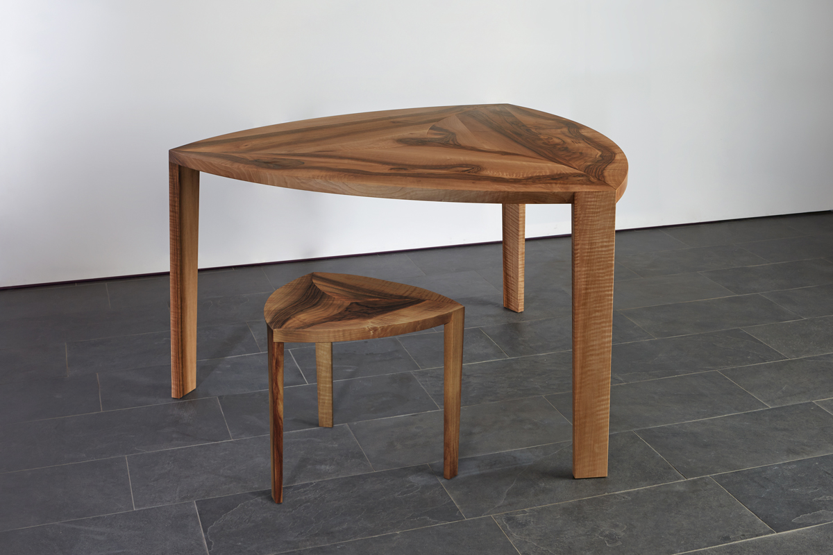 tisch-trinity-nussbaum-hocker
