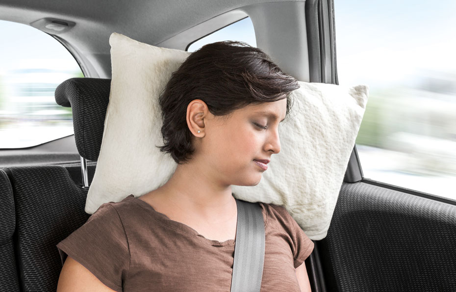 DORMIENTE-Reisekissen-Travelpillo-Med_im Auto DORMIENTE-Reisekissen-Travelpillo-Med_im Auto