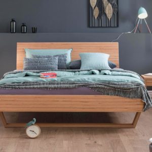 DORMIENTE-Massivholzbett_Udana_Designbuche_Ambiente_mit-durchgehender-Rückenlehne