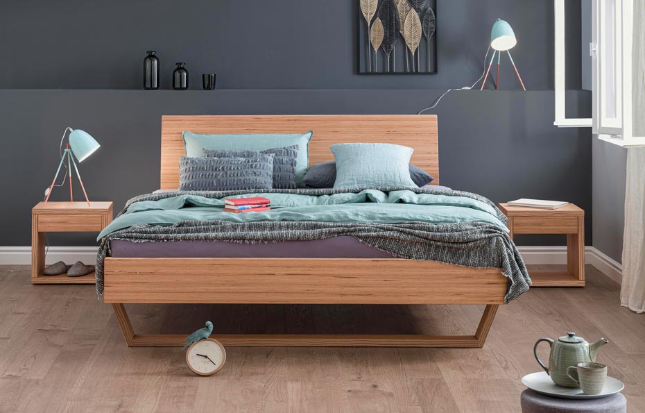 DORMIENTE-Massivholzbett_Udana_Designbuche_Ambiente_mit-durchgehender-Rückenlehne DORMIENTE-Massivholzbett_Udana_Designbuche_Ambiente_mit-durchgehender-Rückenlehne