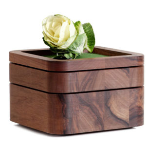 SOLID-WOOD_Stapelschale_Nussbaum_mir-Rose