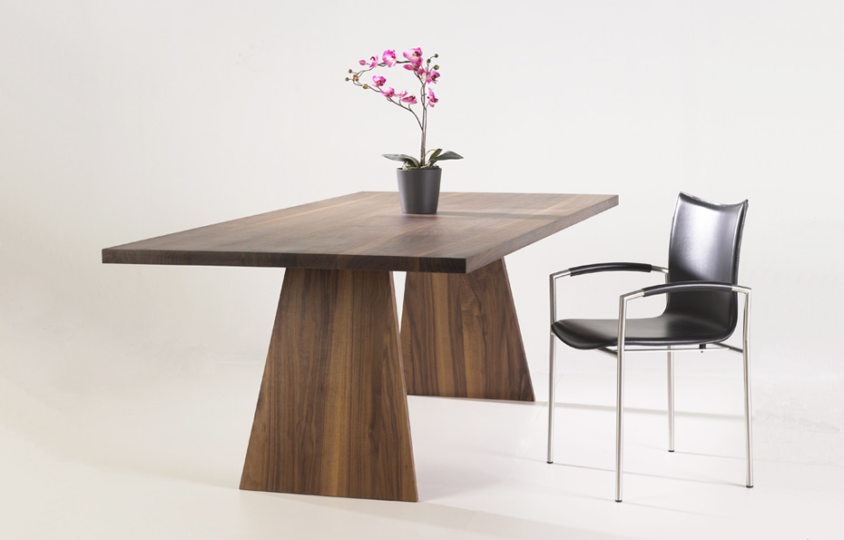 Holztisch-«Amarula»-mit-holzwangen_Nussbaum_frontal