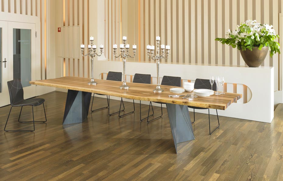 Naturholztisch_Authentico-Nussbaum-Rohstahl-Wange-gefaltet-