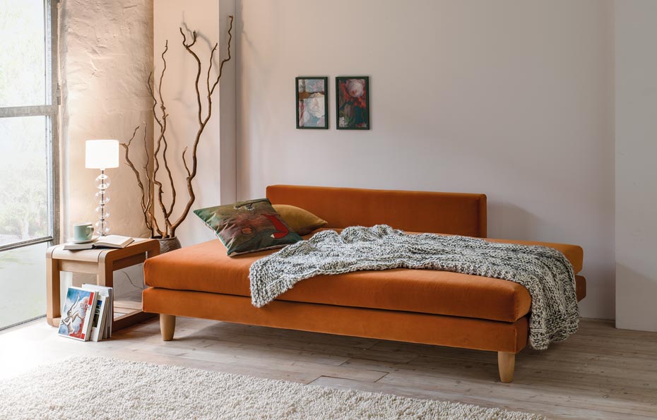 DORMIENTE-Schlafsofa_Lounge-S_Ausführung-A_Ambiente-schlafen
