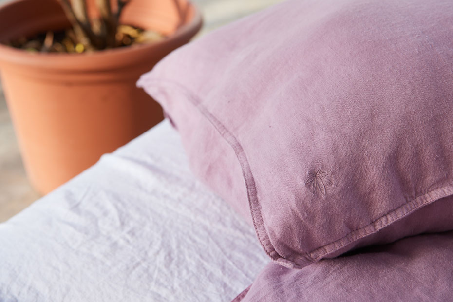 #lavie_Hanf-Bettwäsche_Lotta-smokey-lilac_closeup1