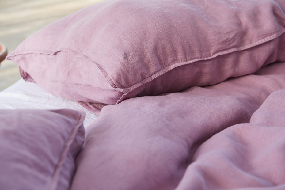 #lavie_Hanf-Bettwäsche_Lotta-smokey-lilac_closeup2