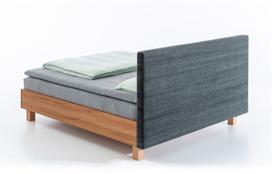 DORMIENTE_Polsterbett mit Massivholz-Bettrahmen_Clia_3_Variante-C_seitlich-hinten_Kernbuche-Bezugsstoff_Asia-Wash-negro