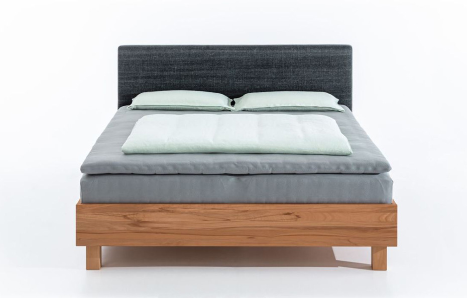 DORMIENTE_Polsterbett mit Massivholz-Bettrahmen_Clia_3_Variante-C_vorne_Kernbuche-Bezugsstoff_Asia-Wash-negro