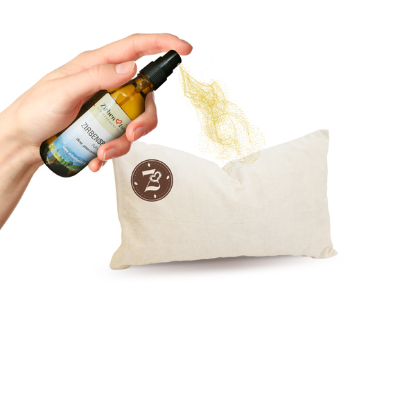 ZirbenFamilie_1208_6005_ZirbenKissen_natur_25x15cm_spruehen-Spray-100ml