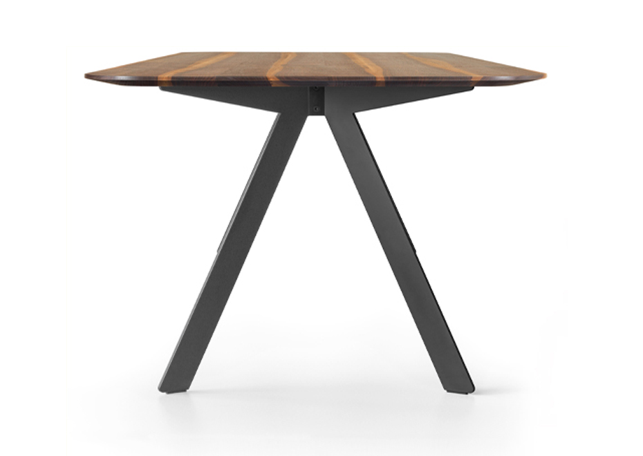 GIRSBERGER-Massivholztisch_Barra-oval_Nussbaum-ami._Freisteller