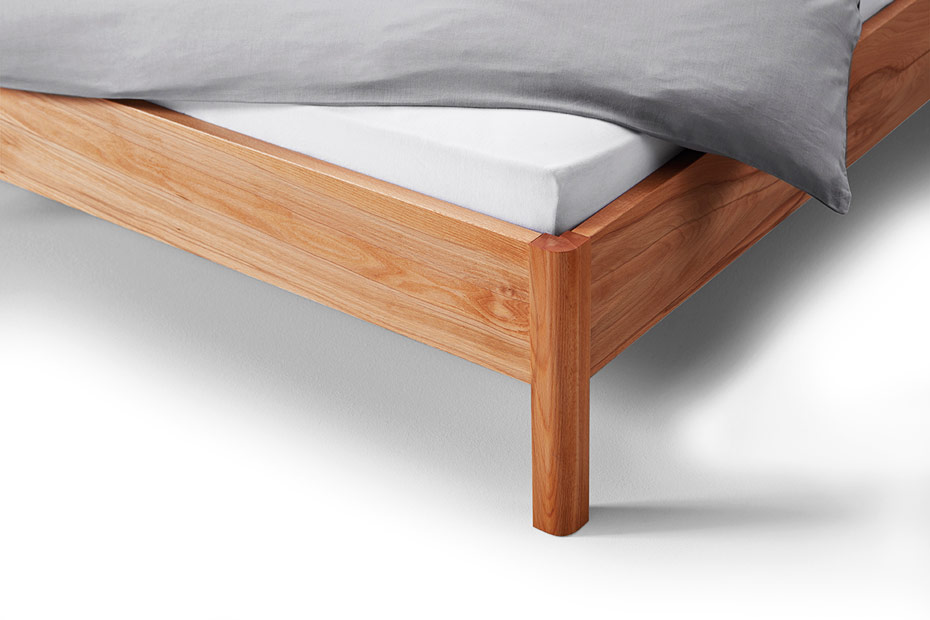 HolzManufaktur_Massivholzbett-Basic_Beine gerundet_Kernbuche_Detail_Bettecke