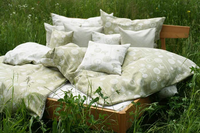 UEBELHOER_Halbleinen_Pusteblume-Ambiente_Bett-im-Gras