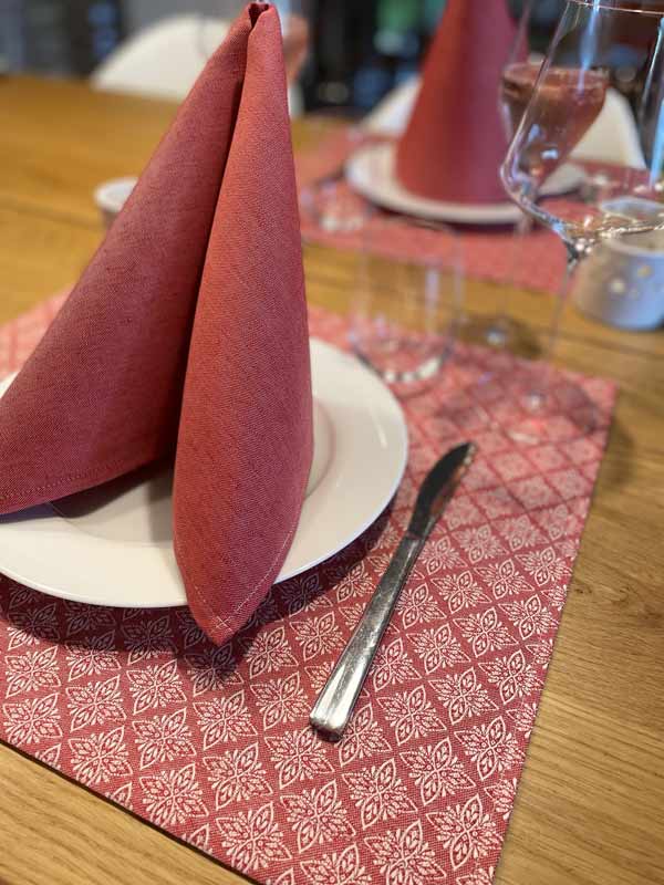ÜBELHÖR_Halbleinen-Tischwäsche_Ornament-2_Loriella_rot_5