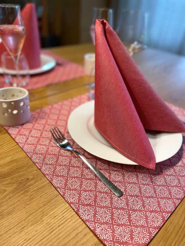 ÜBELHÖR_Halbleinen-Tischwäsche_Ornament-2_Loriella_rot_6