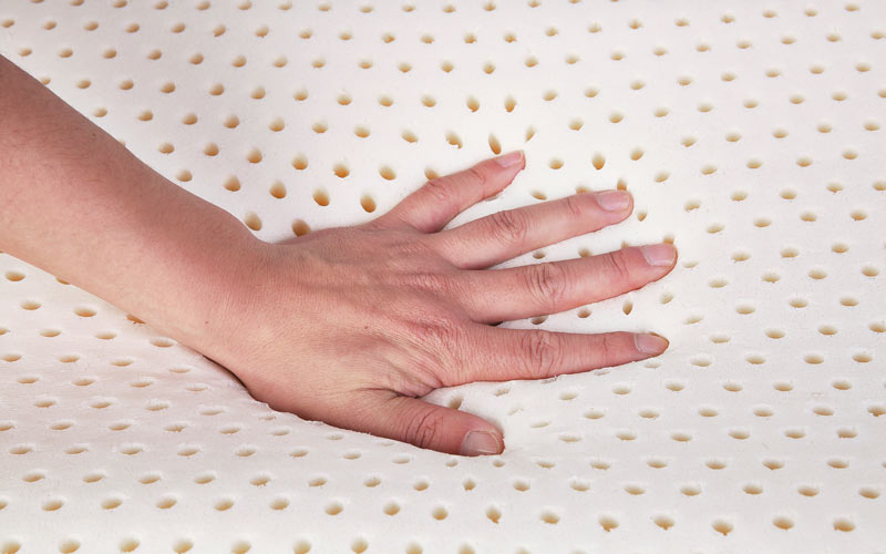 Naturlatex fühlt sich sehr punktelastisch an