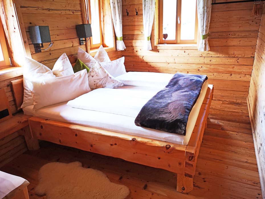 Heimeliges Schlafzimmer im rustikalen Stil