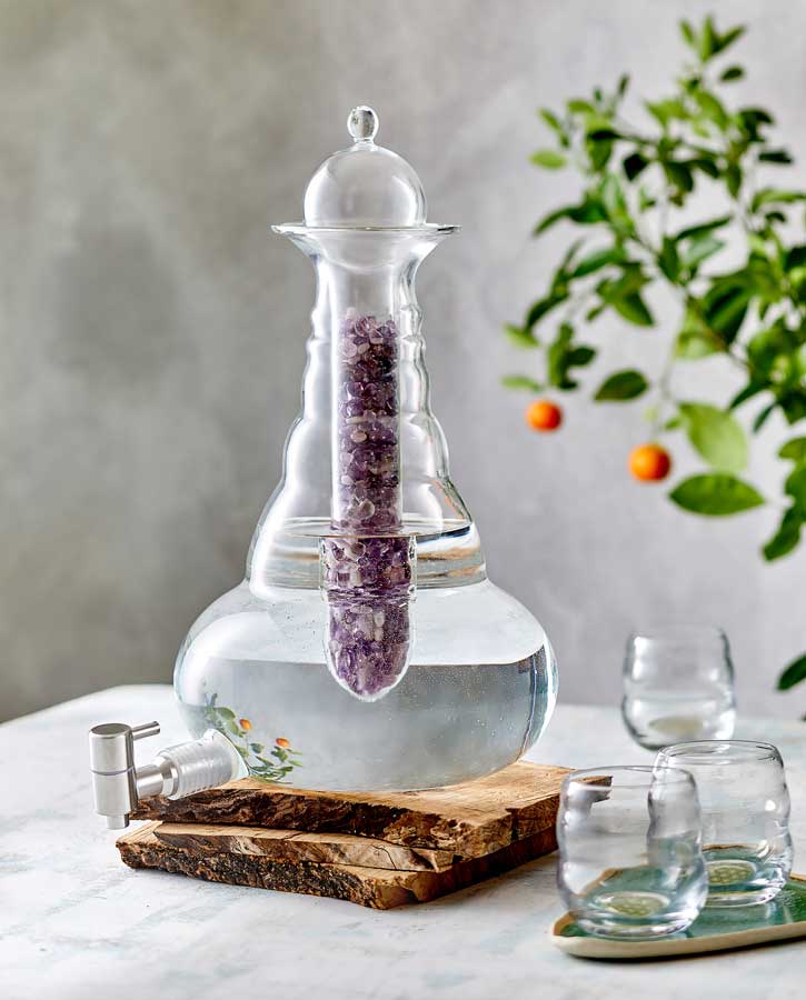 Berg-&-Kraft_Karaffe-Beauty_Basic_mit-Glasdeckel_Edelsteine_Immage