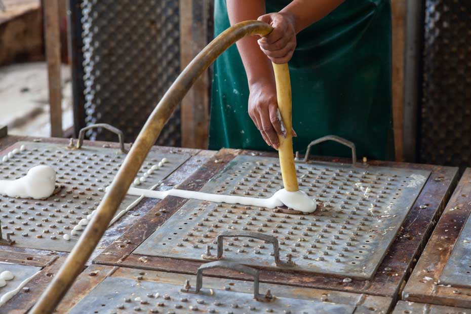 Die flüssige Latex-Milch wird in die Form gefüllt
