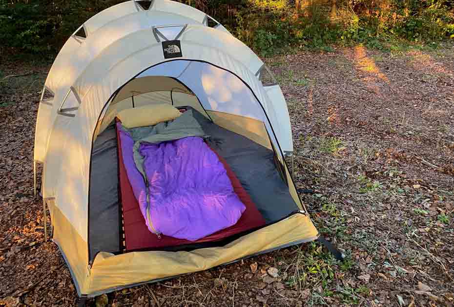 Outdoor-Campingbett-Black-Grizzly_im Zelt