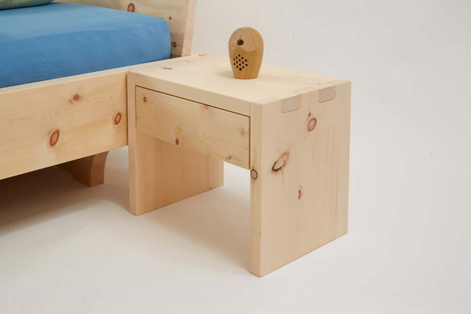 Mondholz-Bett-Argento-Luna_Nachttisch